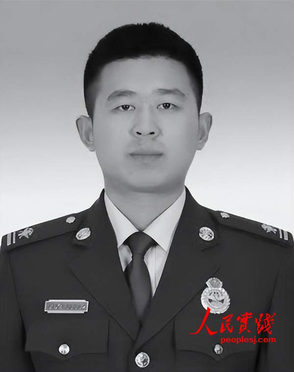 北京消防员冯振在强降雨抢险救灾中壮烈牺牲
