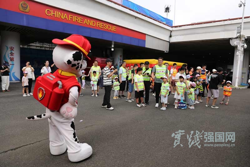 30组家庭"火"力全开！亲子消防运动会解锁安全暑假新玩法