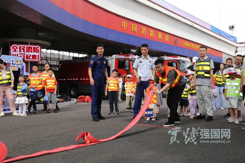 30组家庭"火"力全开！亲子消防运动会解锁安全暑假新玩法