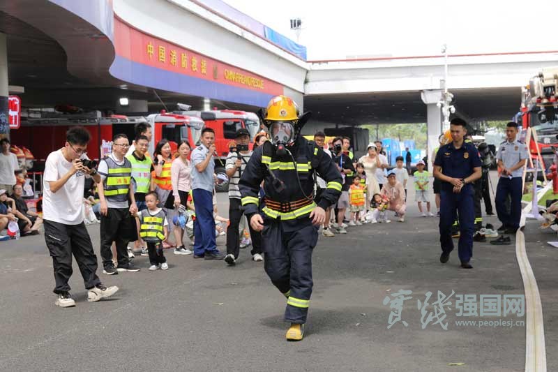 30组家庭"火"力全开！亲子消防运动会解锁安全暑假新玩法
