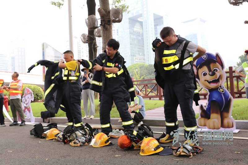 30组家庭"火"力全开！亲子消防运动会解锁安全暑假新玩法