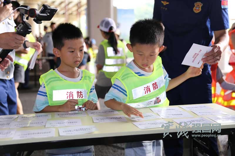 30组家庭"火"力全开！亲子消防运动会解锁安全暑假新玩法