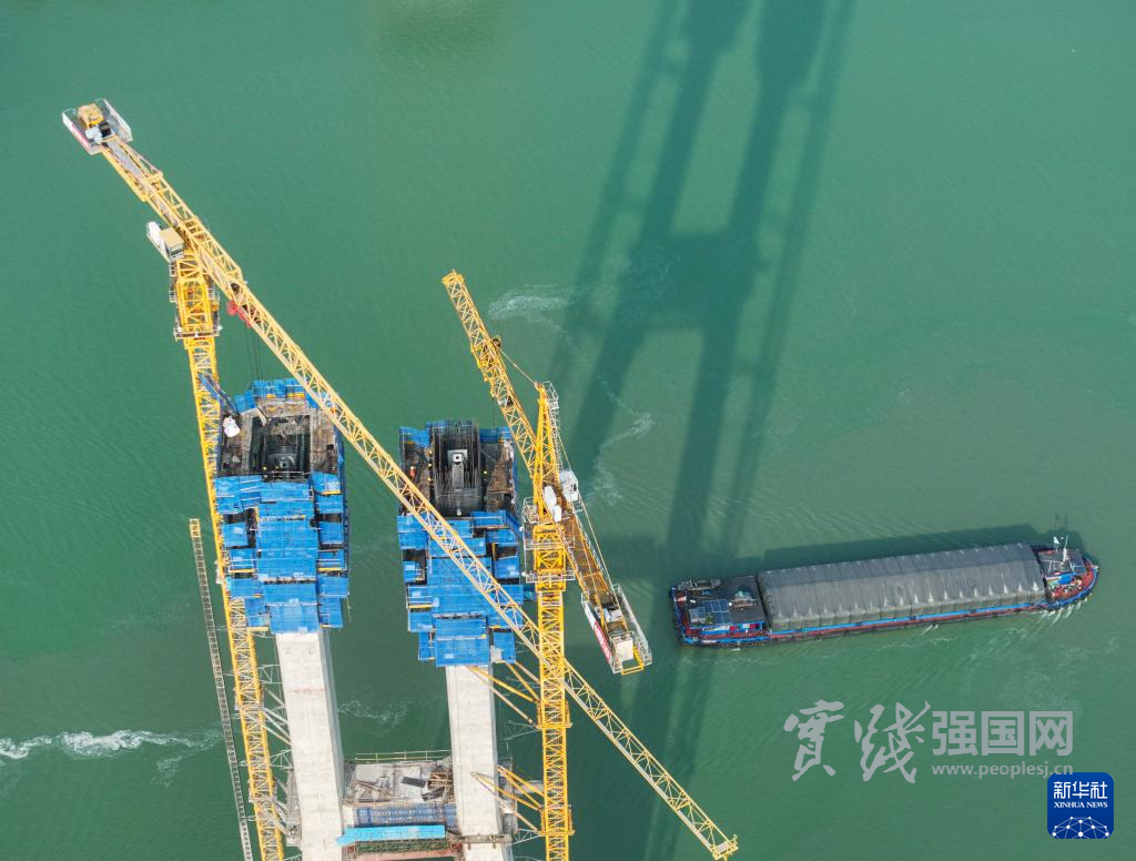 江苏扬州：沪渝蓉高铁跨京杭运河斜拉桥建设有序推进