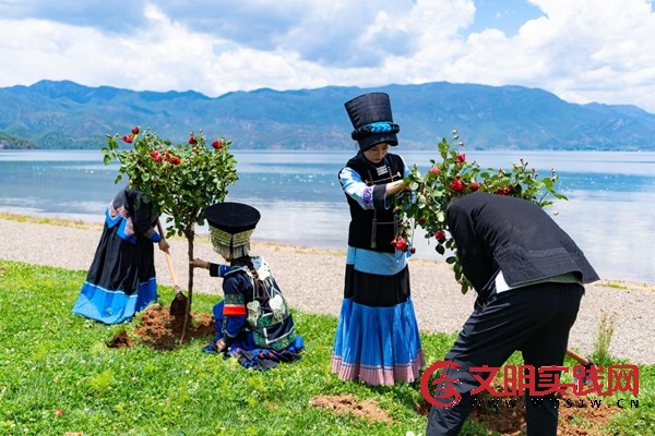 云南宁蒗：泸沽湖集体婚礼见证文明婚恋新风