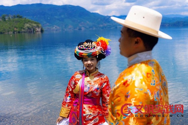云南宁蒗：泸沽湖集体婚礼见证文明婚恋新风