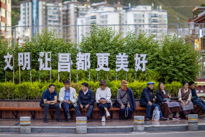 西藏昌都：以红色为主基调的古城