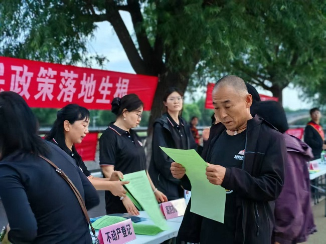 山西灵丘县开展“政务服务面对面”活动 街头送暖惠民生