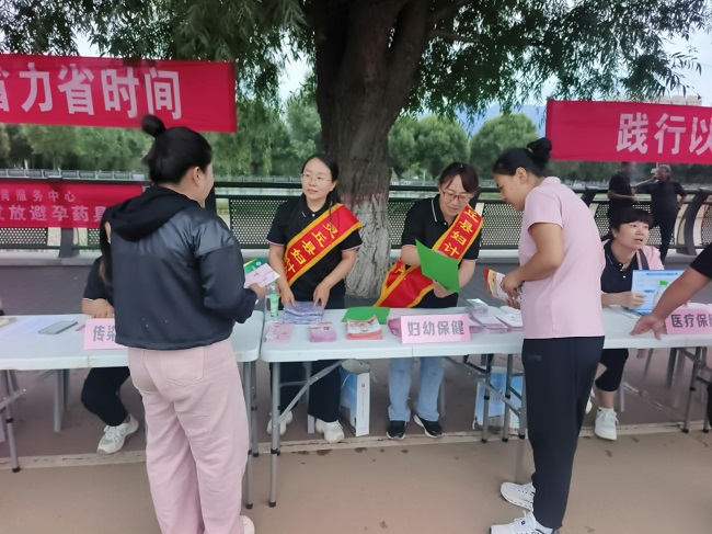 山西灵丘县开展“政务服务面对面”活动 街头送暖惠民生