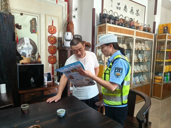 交通安全百日行动 | 交通安全进商铺 拧紧交通安全“弦”