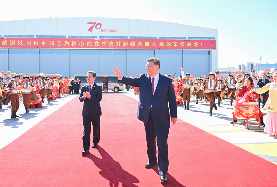 习近平在出席新疆维吾尔自治区成立70周年庆祝活动后返回北京
