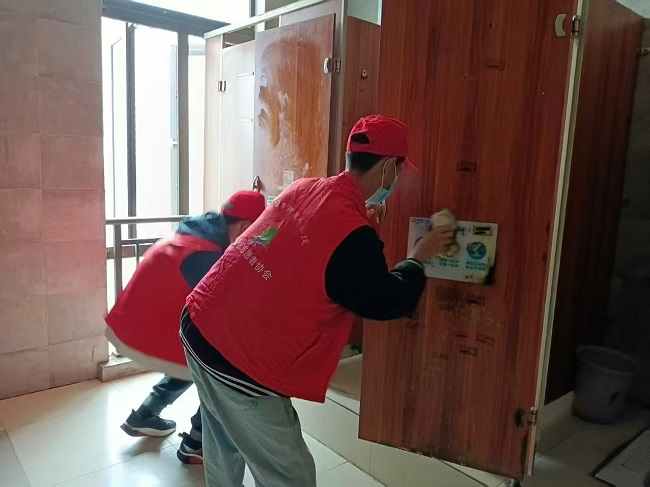 界首“志愿红”拂去公厕“牛皮癣” 以文明微光喜迎国庆中秋，点亮城市文明之窗