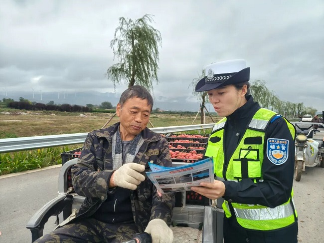 交通安全百日行动 | 秋收农忙“丰”景在望 守护平安“警”紧相随