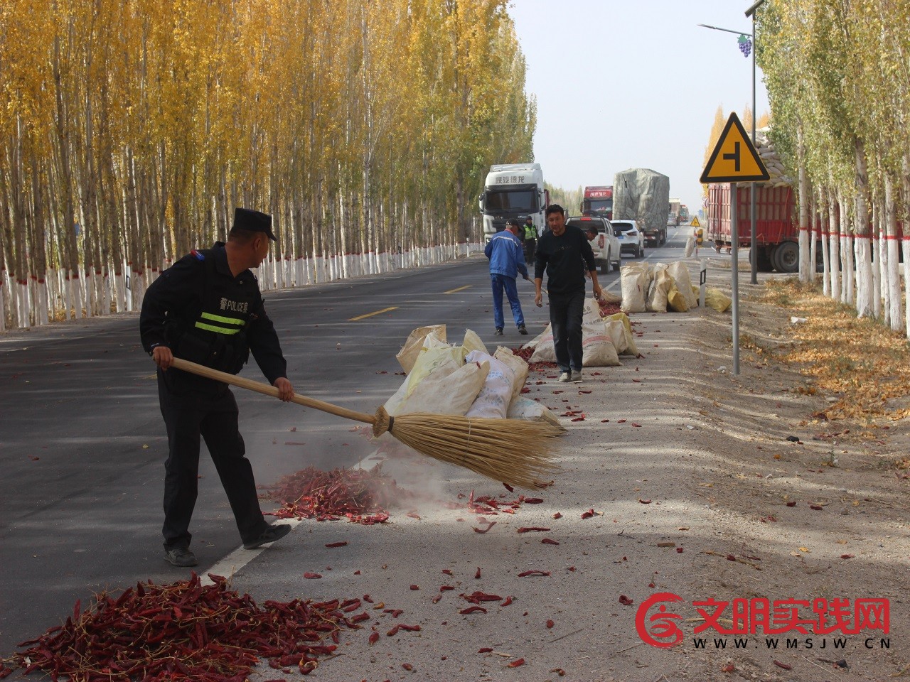 新疆和硕:路面突现“红地毯”,民警变身“搬运工”解民忧 2.jpg
