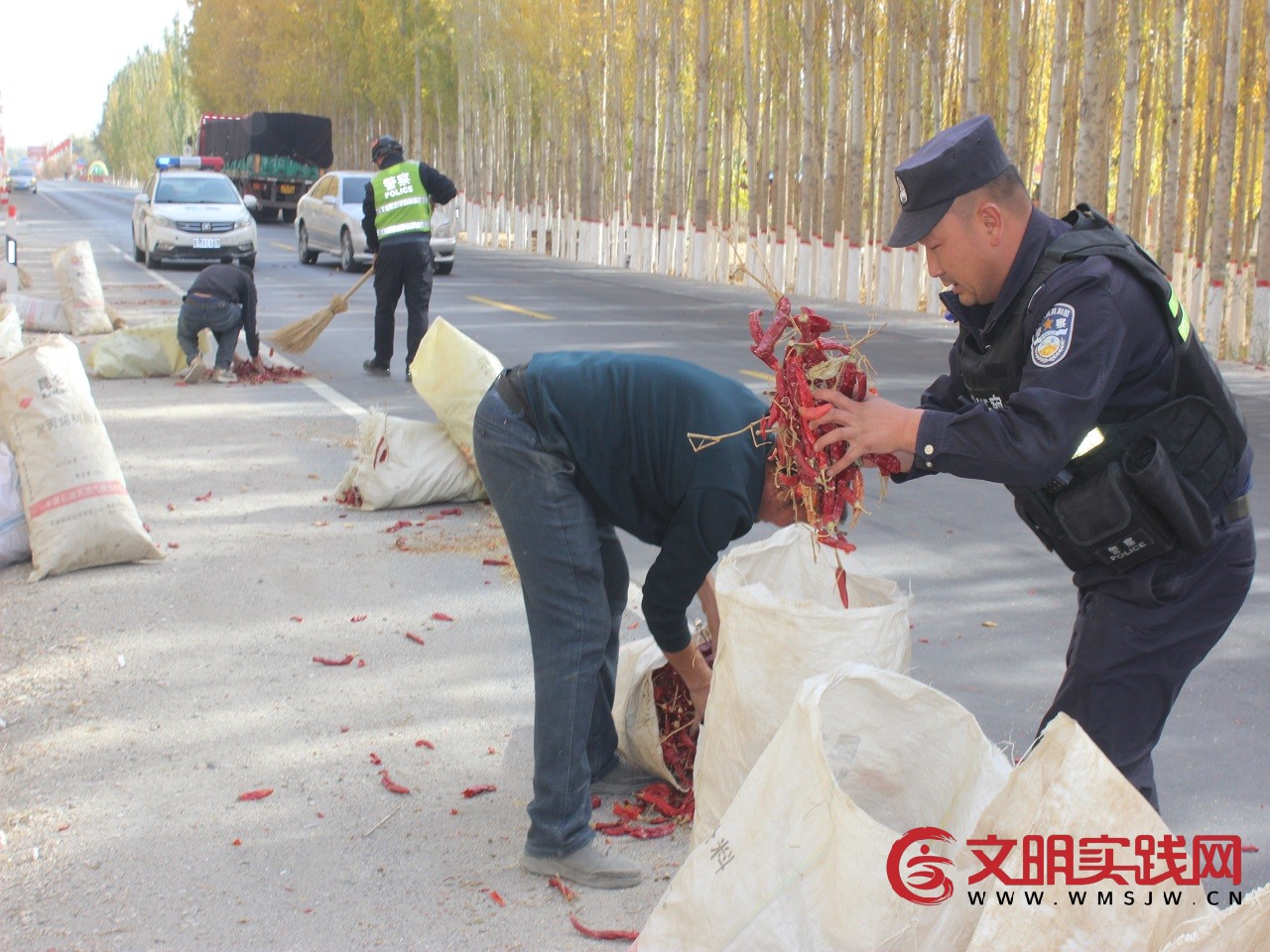 新疆和硕:路面突现“红地毯”,民警变身“搬运工”解民忧 4.jpg