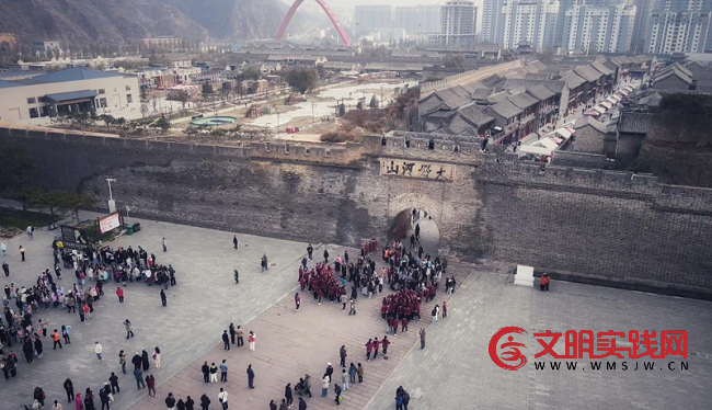 俄罗斯与蒙古国600余名青少年齐聚张家口 大境门研学共叙友谊 图片1.png