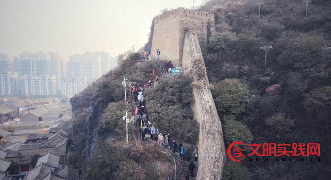 俄罗斯与蒙古国600余名青少年齐聚张家口 大境门研学共叙友谊 图片2.png