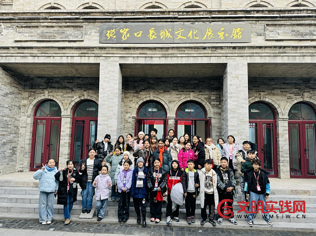 俄罗斯与蒙古国600余名青少年齐聚张家口 大境门研学共叙友谊 图片3.png