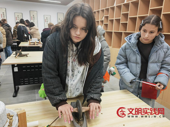 俄罗斯与蒙古国600余名青少年齐聚张家口 大境门研学共叙友谊 图片4.png