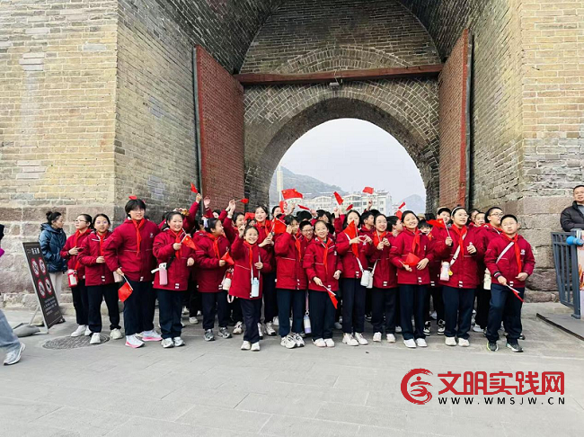 俄罗斯与蒙古国600余名青少年齐聚张家口 大境门研学共叙友谊 图片6.png