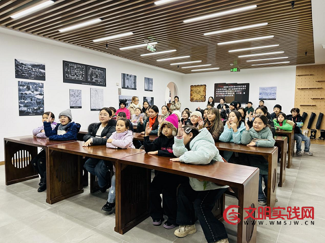 俄罗斯与蒙古国600余名青少年齐聚张家口 大境门研学共叙友谊 图片7.png