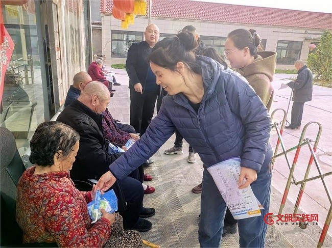 情暖重阳 医保护航——绛县医保局走进敬老院开展医保政策宣传活动 微信图片_20251030175731_29_811.jpg