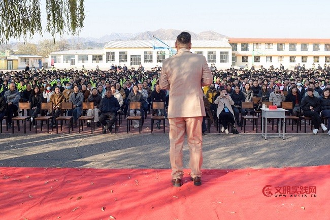 为梦想疯狂一次!灵丘四中高考励志演讲点燃学子冲刺热情 微信图片_20251103205208_48_680.jpg