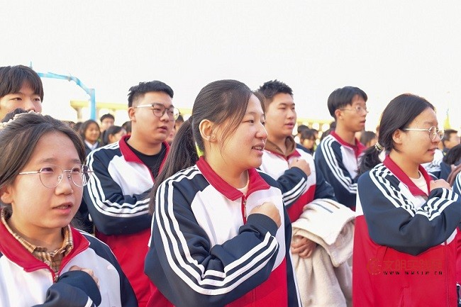 为梦想疯狂一次!灵丘四中高考励志演讲点燃学子冲刺热情 微信图片_20251103205208_47_680.jpg