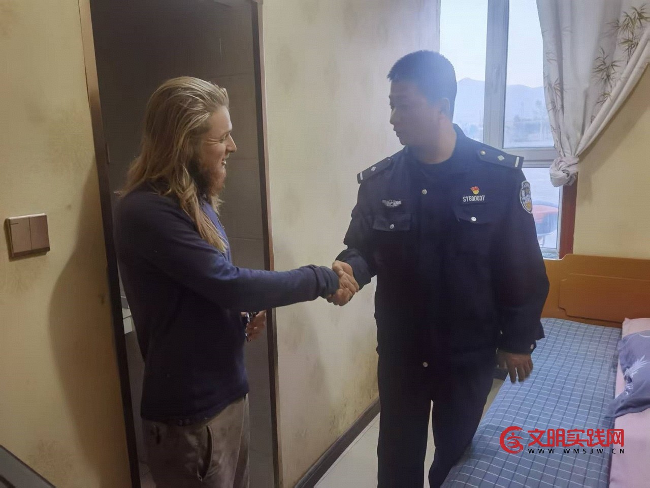 外籍骑行者遇困 新疆和硕民警暖心救助获赞 1.jpg