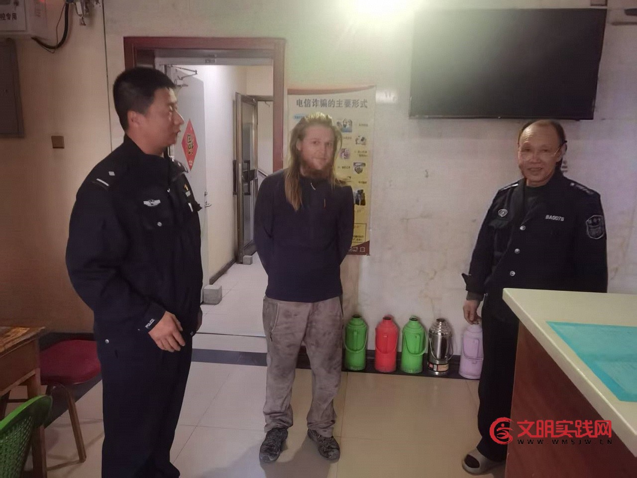 外籍骑行者遇困 新疆和硕民警暖心救助获赞 2.jpg