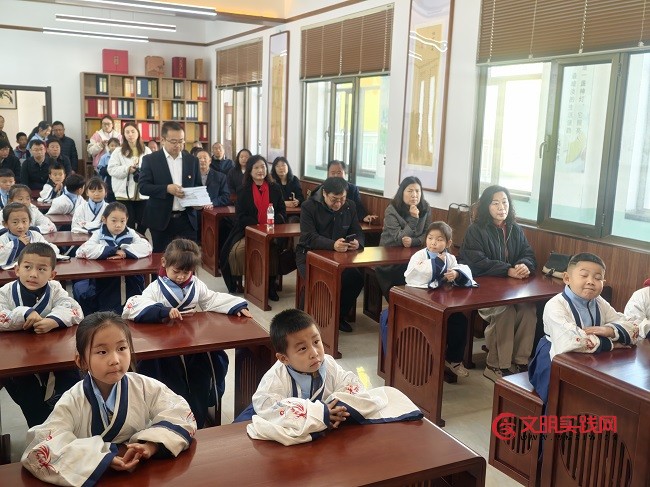 灵丘县北洋小学举行孔子学堂挂牌开班仪式 灵丘县北洋小学举行孔子学堂挂牌开班仪式