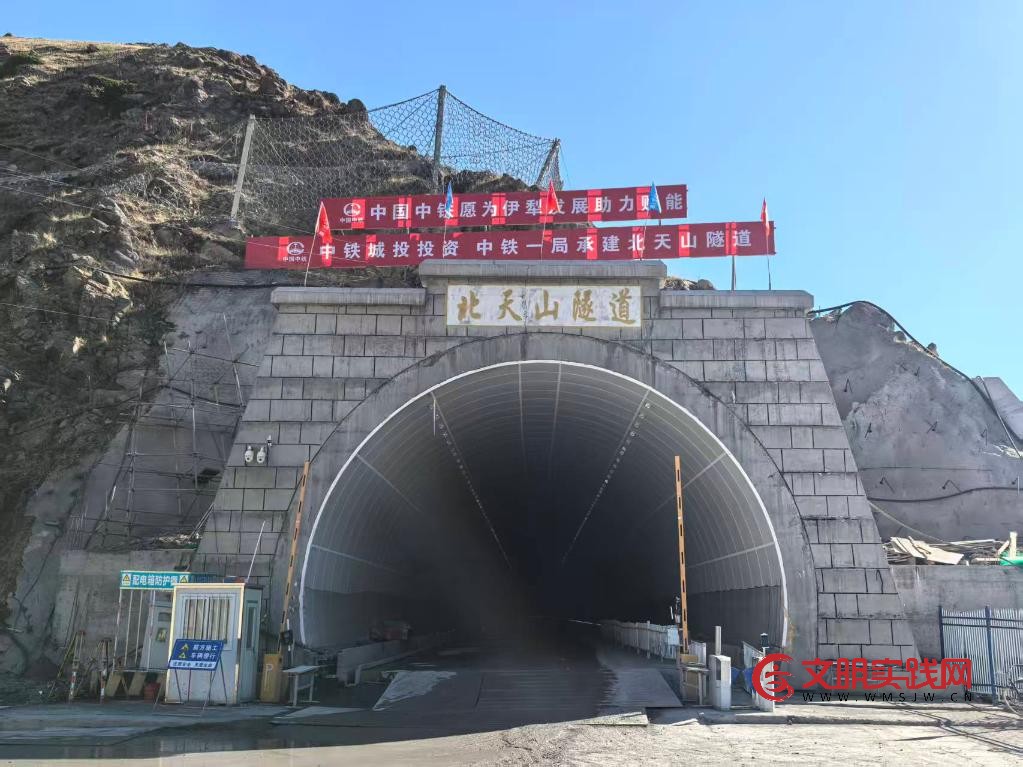 穿越北天山 横跨伊犁河——探访精伊高速建设现场 穿越北天山 横跨伊犁河——探访精伊高速建设现场
