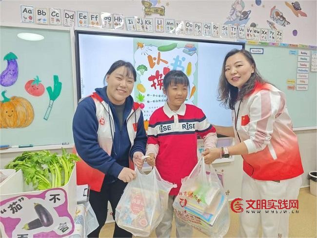 书香换蔬香 爱心润童心——津城学子以公益实践诠释责任与担当 微信图片_20251124135714_254_669.jpg