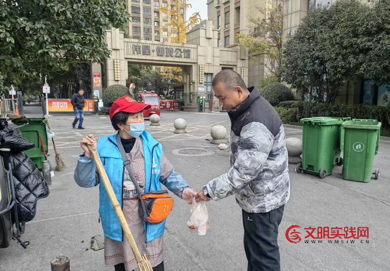 鲁商初心映瑶海 山药摊前播大爱 图片2.png