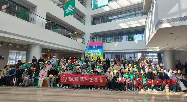 小志愿者化身“小小食品安全监督员”走进老乡鸡总部 微信图片_20251127195735_279_669.jpg