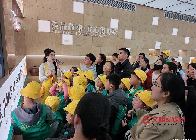 小志愿者化身“小小食品安全监督员”走进老乡鸡总部 微信图片_20251127195832_280_669.jpg