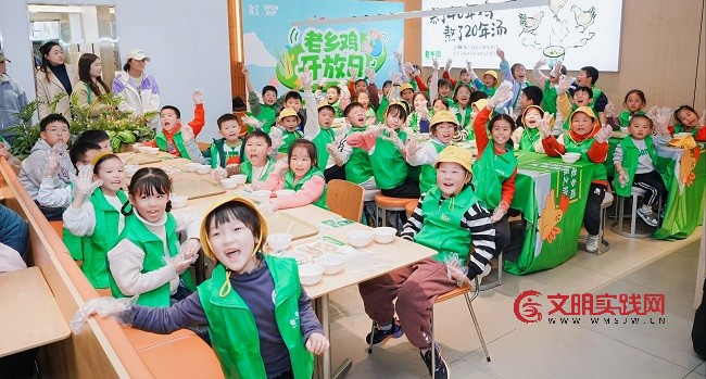 小志愿者化身“小小食品安全监督员”走进老乡鸡总部 微信图片_20251127195835_282_669.jpg