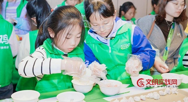 小志愿者化身“小小食品安全监督员”走进老乡鸡总部 微信图片_20251127195833_281_669.jpg