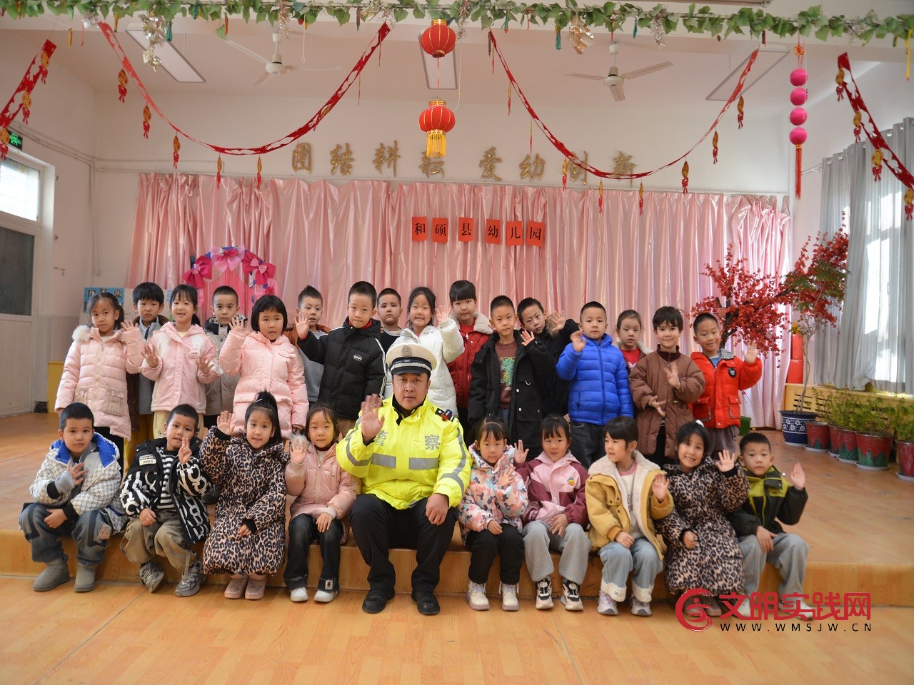 新疆和硕:交警走进幼儿园,趣味宣讲护航平安成长 1.jpg