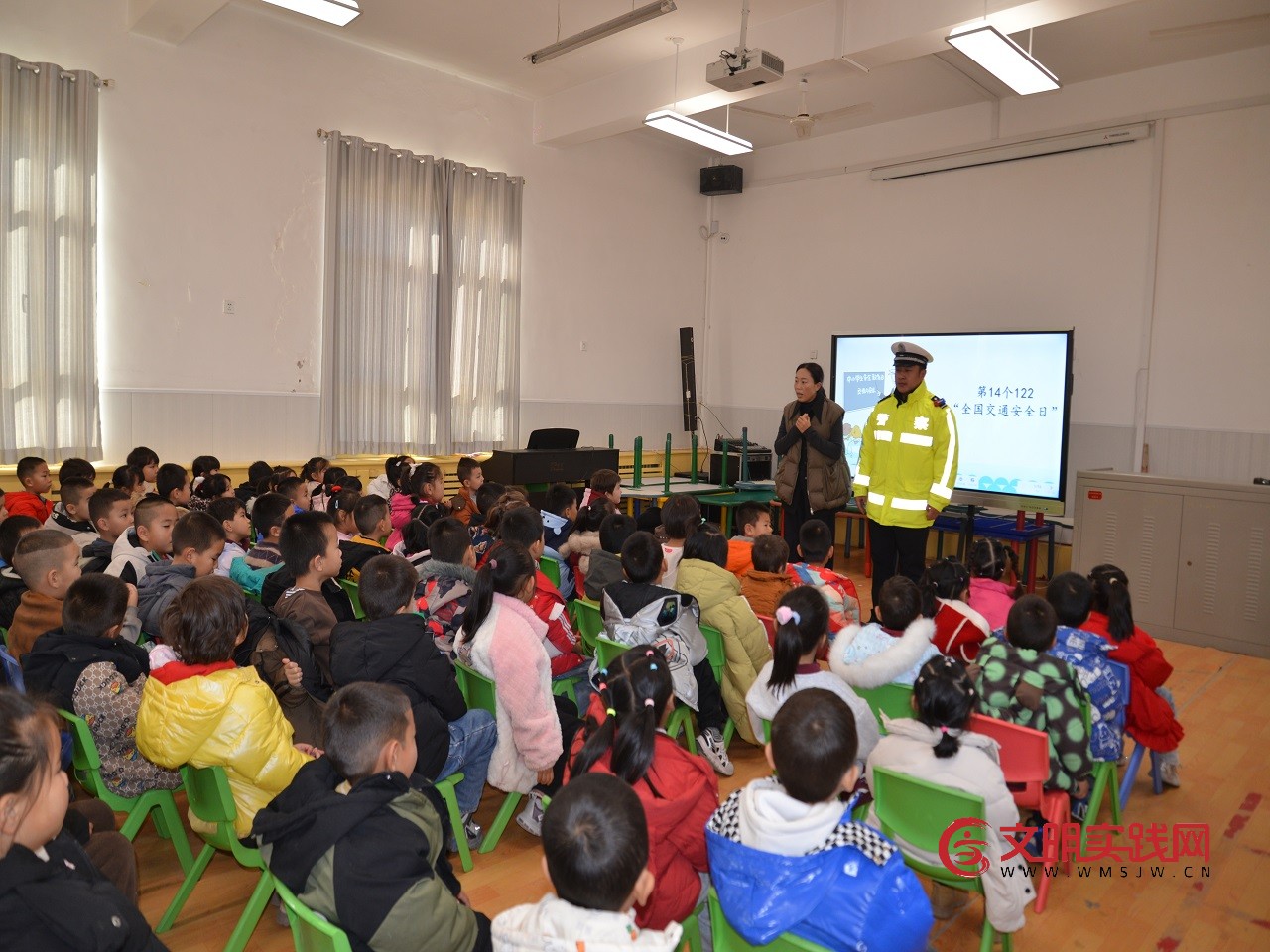 新疆和硕:交警走进幼儿园,趣味宣讲护航平安成长 2.jpg