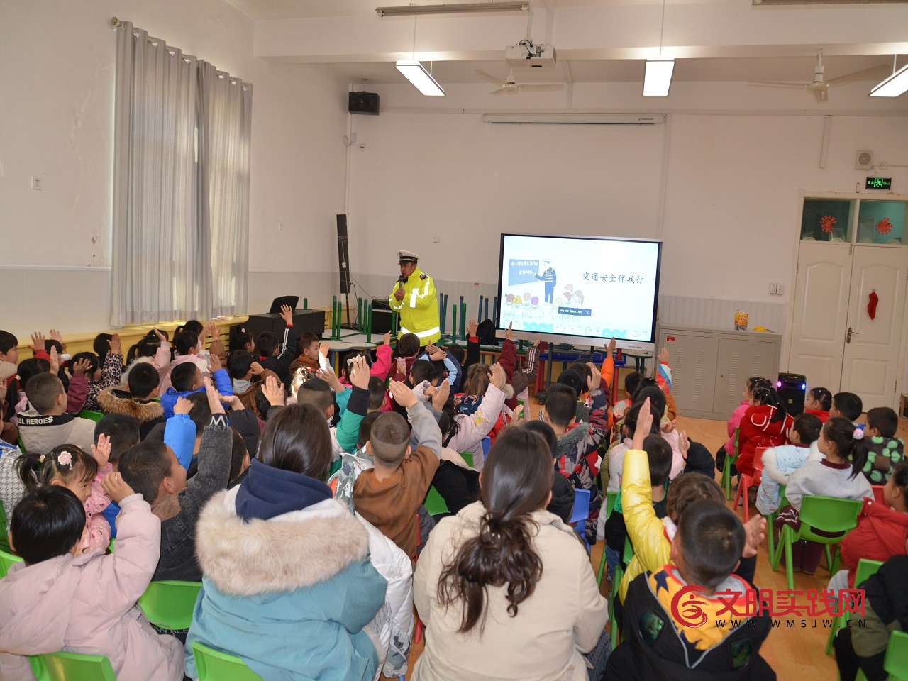 新疆和硕:交警走进幼儿园,趣味宣讲护航平安成长 3.jpg
