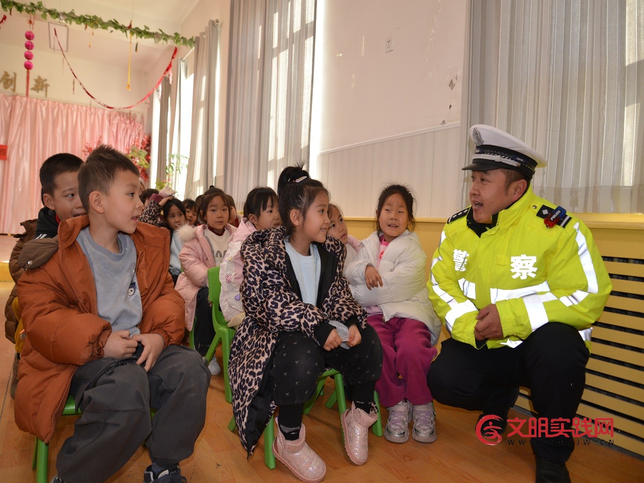 新疆和硕:交警走进幼儿园,趣味宣讲护航平安成长 4.jpg