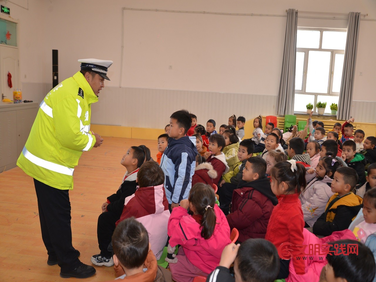新疆和硕:交警走进幼儿园,趣味宣讲护航平安成长 5.jpg