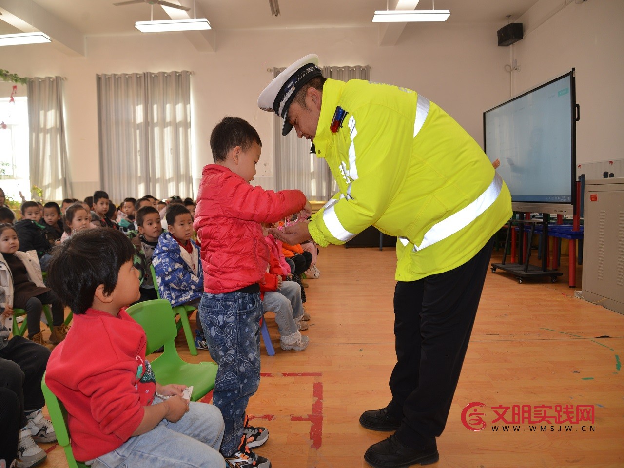 新疆和硕:交警走进幼儿园,趣味宣讲护航平安成长 6.jpg