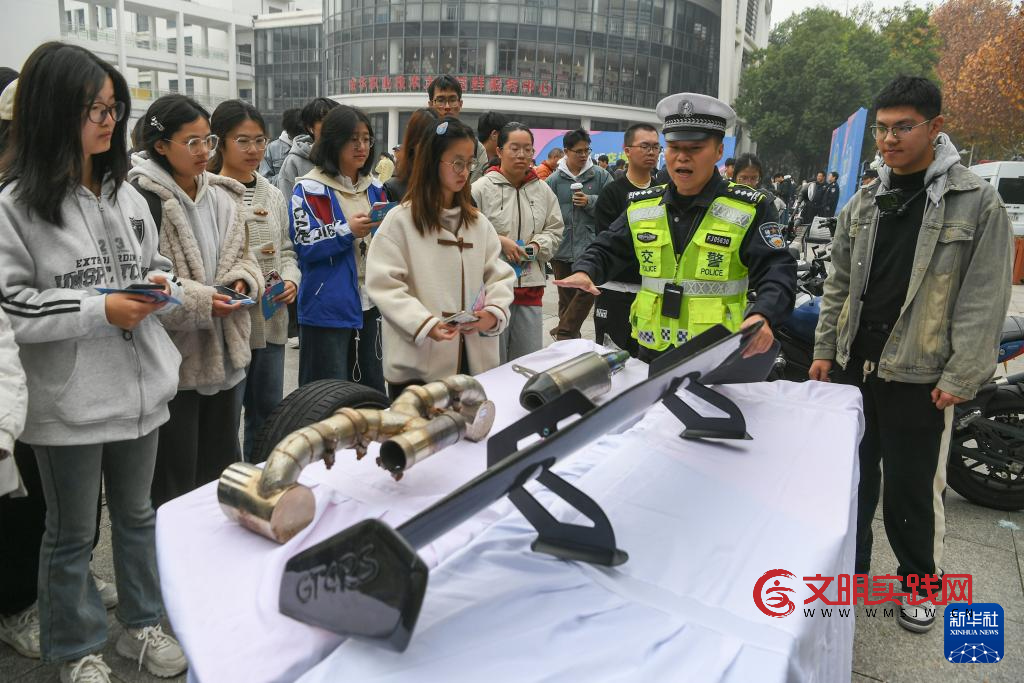 各地举行“全国交通安全日”主题活动 各地举行“全国交通安全日”主题活动