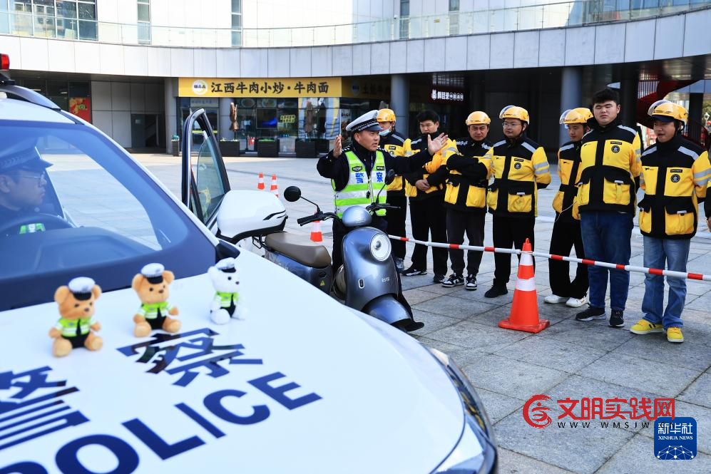 各地举行“全国交通安全日”主题活动 各地举行“全国交通安全日”主题活动