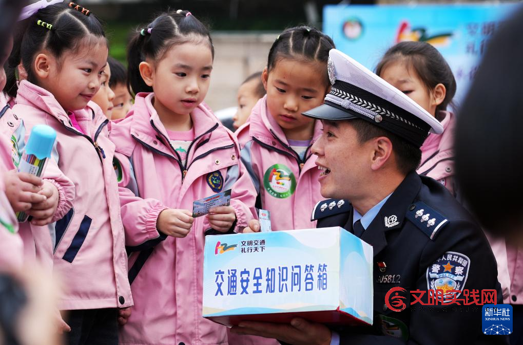 各地举行“全国交通安全日”主题活动 各地举行“全国交通安全日”主题活动
