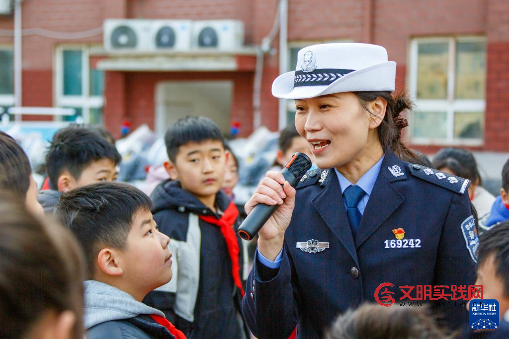 各地举行“全国交通安全日”主题活动 各地举行“全国交通安全日”主题活动