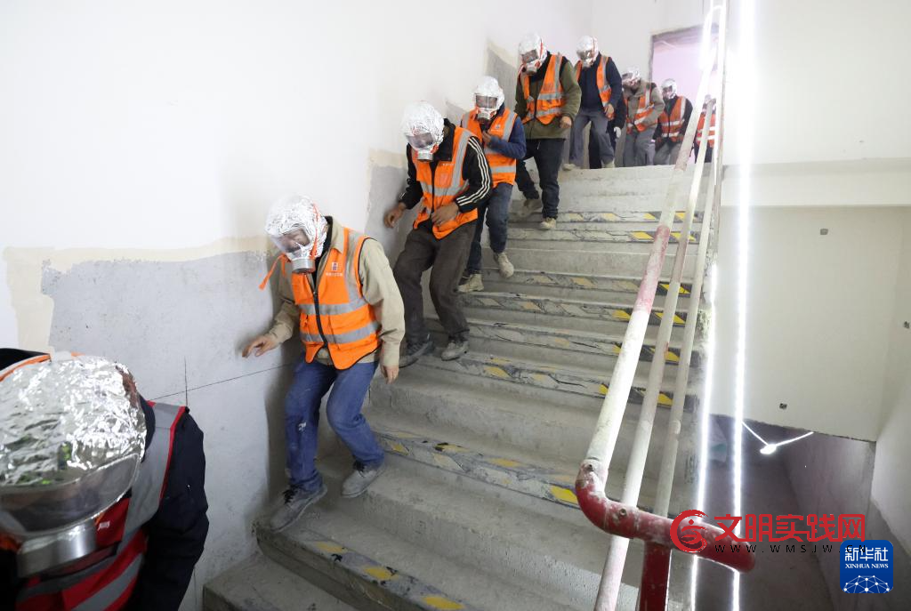 上海开展高层建筑灭火救援实战演练 上海开展高层建筑灭火救援实战演练