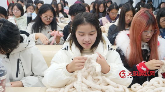 “益心赣”青春守护计划走进江服:冬日围巾手作,编织温暖与成长 image.png