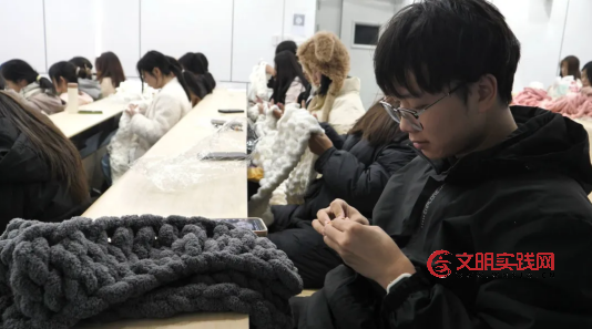 “益心赣”青春守护计划走进江服:冬日围巾手作,编织温暖与成长 image.png